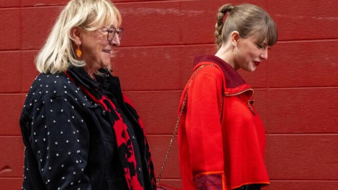 Taylor Swift arrived with Donna Kelce, mother of Kansas City Chiefs tight end Travis Kelce. (Emily Curiel/Kansas City Star/TNS)